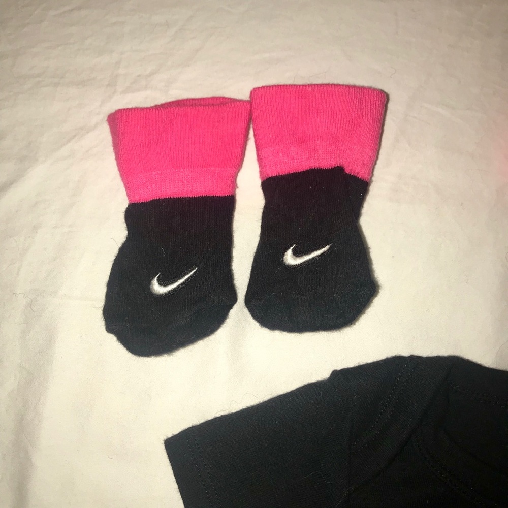 Nike 0-6mo onesie, hat, booties. VGUC. Runs big - Picture 3 of 4